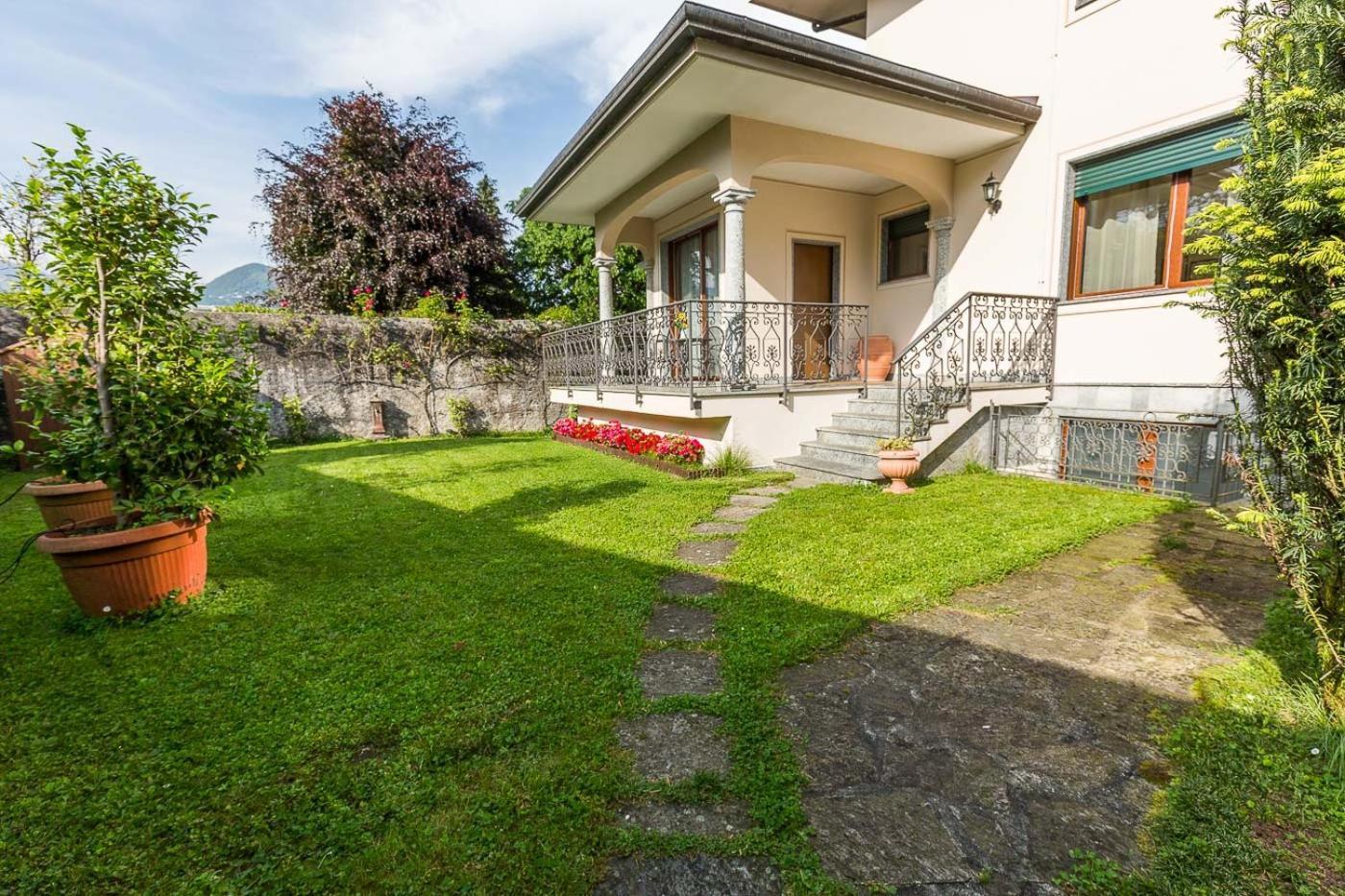 La Petite Dame - Lake Maggiore - 100 M From The Lake Вербания Экстерьер фото